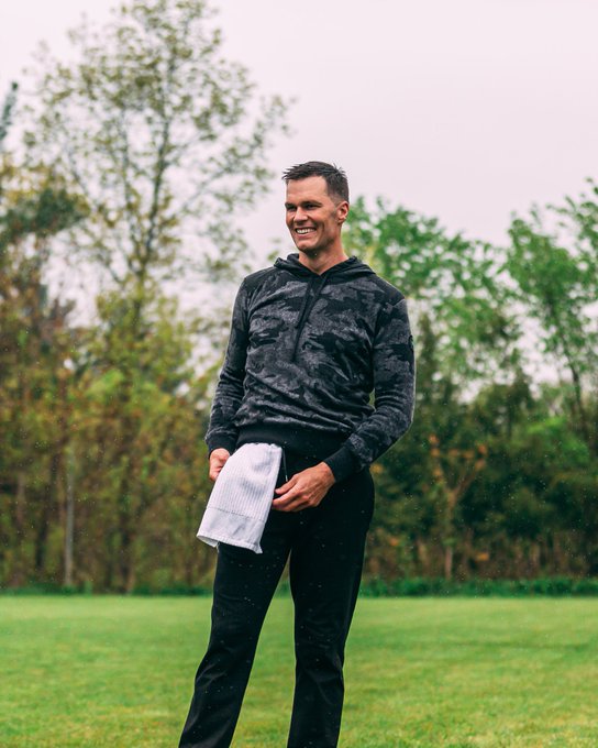 Watch Tom Brady's leaked NSFW photo on TwXstars