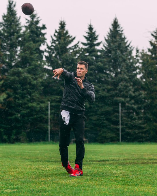 Watch Tom Brady's leaked NSFW photo on TwXstars