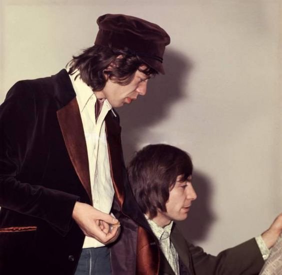 👇 El joven #mickjagger mirando qué hacer un viernes a la noche

Nosotros a encender el fuego y comer unas bondiolas después del #acusticazo de ayer. Y ustedes? Qué hacen hoy?

#viernes #amigos #rockeala