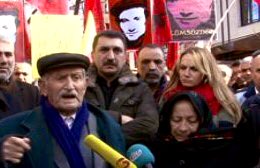 ferhatttunc's tweet photo. Diyarbakır’da oğlumun cenazesini aldım, taşıması için bir hamal tuttum, ücreti 5 liraydı. Hamal sordu; "Bu nedir amca?" "Oğlum" dedim, "solcu, öğrenci. İşkencede öldürüldü." Hamal ağladı, parayı da almadı. "Kalsın amca" dedi, "kalsın!"
 Ali Kaypakkaya 
#ibrahimkaypakkaya https://t.co/TTu3EWqSeF