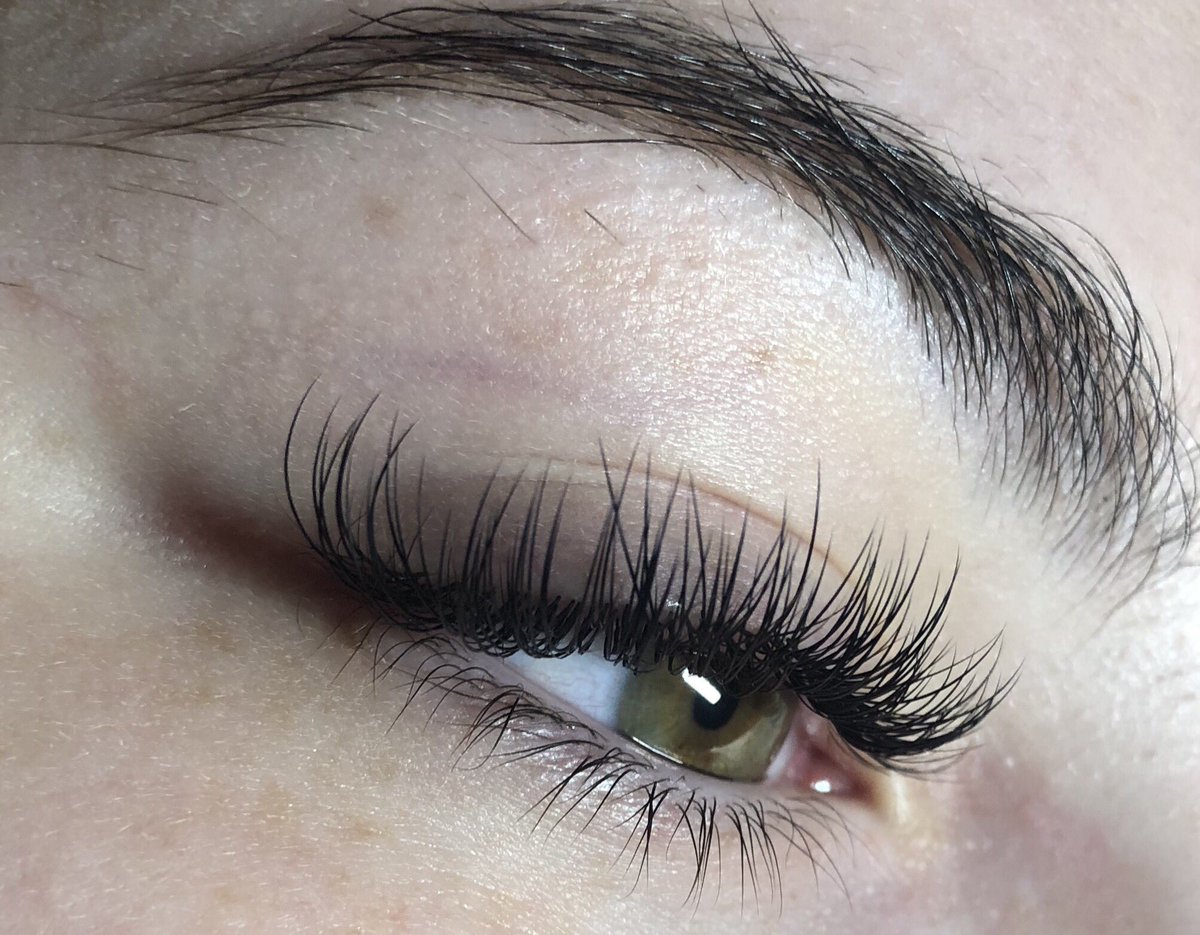 Ayrmka's tweet image. Today’s sets (insta @angeliclashez) fullsets on these babes #Charlotte lash tech #cltlashes #extensions