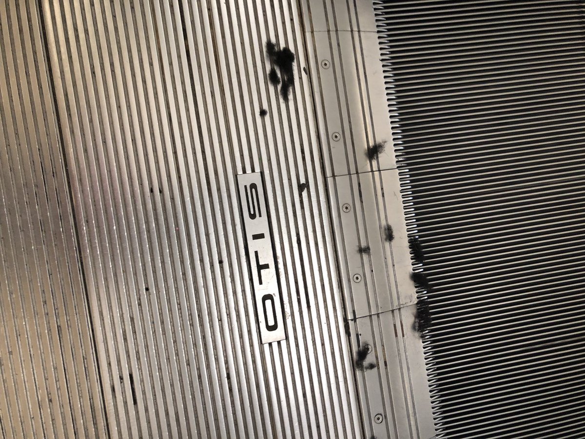 lemmegetaborger's tweet photo. So who in the fuck was like aye bruh shape me up real quick on the escalator 🤦🏾‍♂️🤦🏾‍♂️ #ghetto #af https://t.co/9uEtZFkK1Q