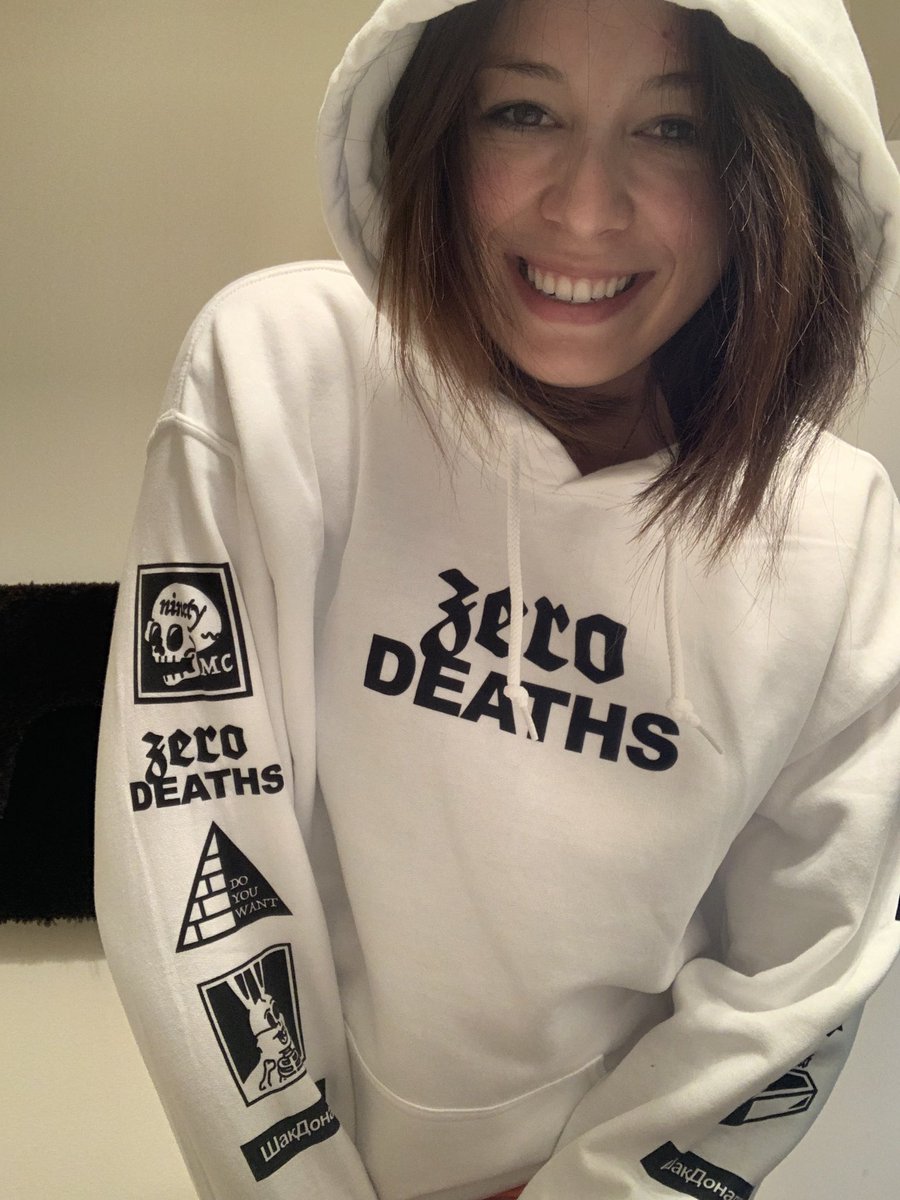 katiek624's tweet photo. My @pewdiepie #90millclub merch showed up today! 😍🤓
#9yearoldarmy #wahmen 👊🏻 https://t.co/bP3ojMuv2u