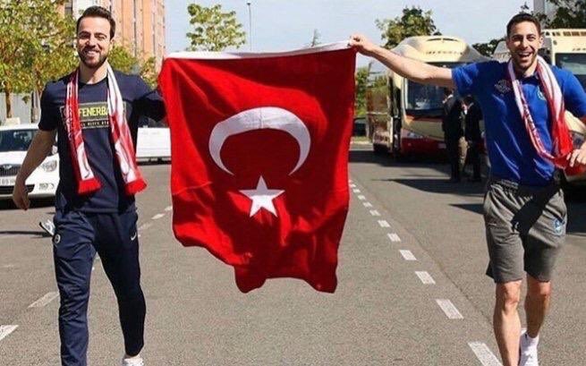 Nefesimizi tuttuk, maça odaklandık! Gözümüz ekranda!
Her iki takımımıza da Final Four’da başarılar diliyoruz.
@FBBasketbol @AnadoluEfesSK