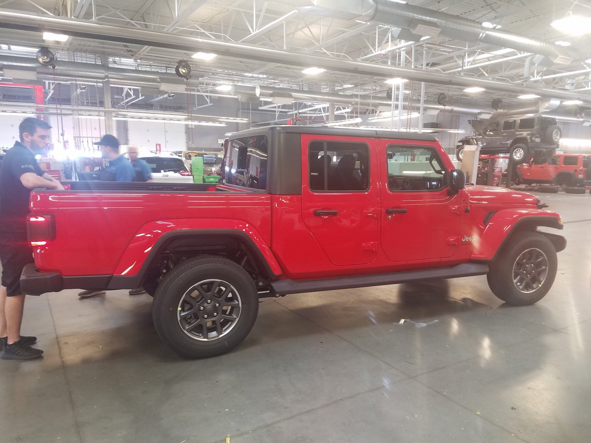 MHardcharger2's tweet photo. #Jeepfamily #FishingFamily #OutdoorsFamily #HuntingFamily  
Got our first Gladiator at the store! Its an Overland model, but What do you all think 🤔 https://t.co/v568cppF0q