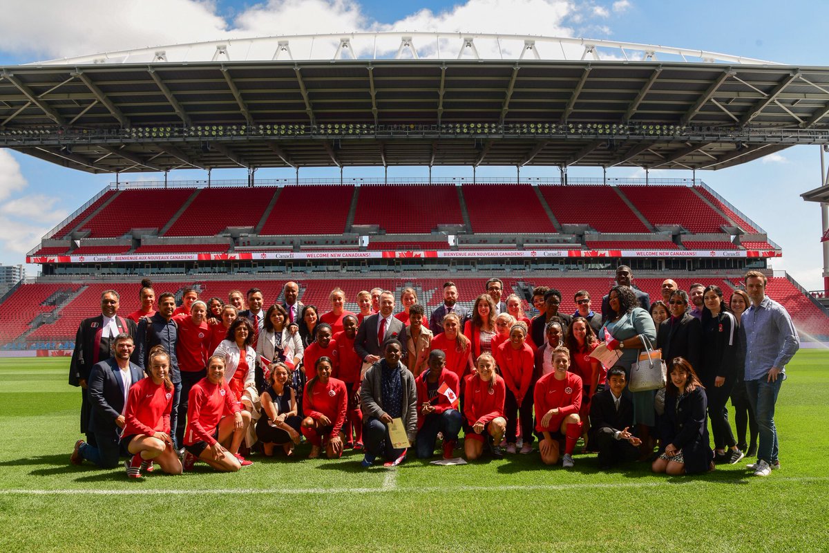 Canada Soccer hosted a Canadian Citizenship ceremony this morning at BMO Field. The new Canadians had the opportunity to meet #CANWNT after the ceremony!