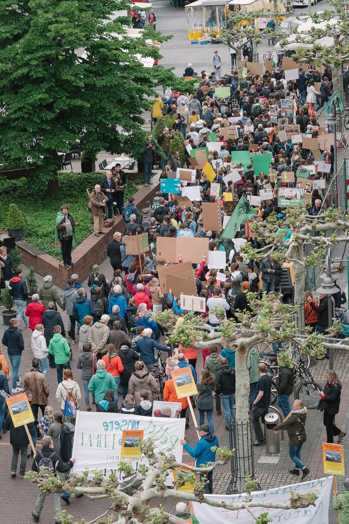ConstantinFlux's tweet image. Nice crowd size during the first #Fridaysforfuture event in my small home town #Geldern.