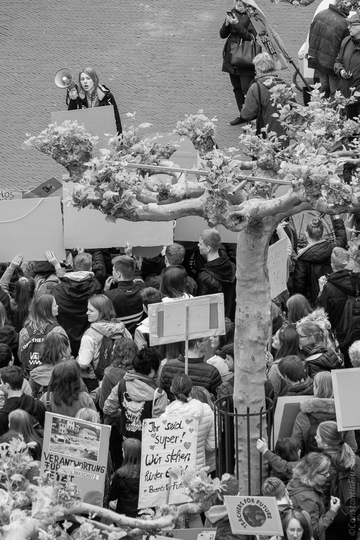 ConstantinFlux's tweet image. Nice crowd size during the first #Fridaysforfuture event in my small home town #Geldern.