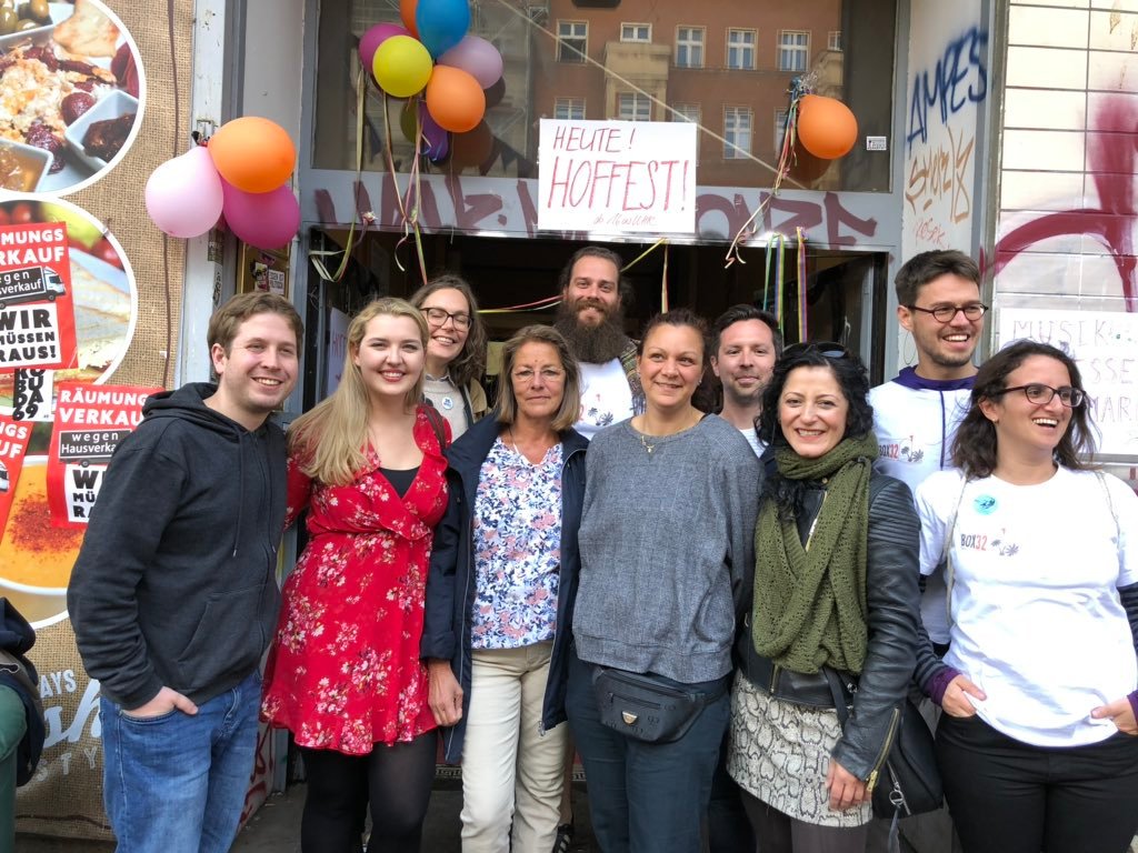 kottbuda69's tweet photo. Wir sind immer noch alle begeistert von Eurer großartigen Unterstützung auf unserem Hofffest! Das macht Mut für den weiteren Weg!🤩✊ #WirBleibenAlle #Mietenwahnsinn #vorkaufsrecht #mileuschutz @Hobrecht59 @Krossener36 @dieffe29  @Schoeneweider20 @Sander11_11a @Box32B @HeimatNeue https://t.co/WBFzzggSll