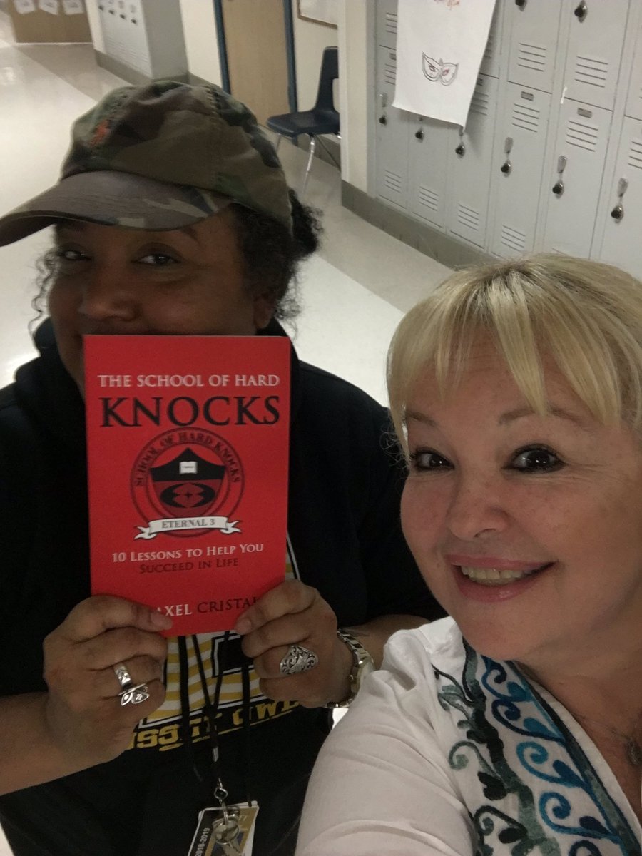 ceciliamewa's tweet photo. We are picking summer reading today #supportAC #superAP @Bussey_Owlets @AVIDGISD @AVIDjeanie @Vonniefly https://t.co/JxbemXy8Nm