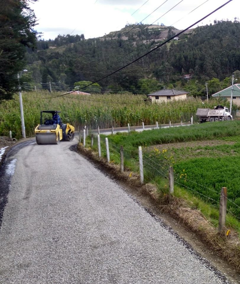 AsfaltarEP's tweet photo. ¡Vamos por buen camino! 🚘

Trabajamos en el tendido de un riego asfáltico en el barrio Los Naranjos-Tres esquinas de la parroquia Paccha. Brindamos servicios de calidad a toda la región. https://t.co/AKp1u5t8XX