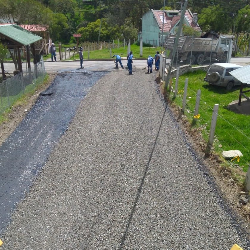 AsfaltarEP's tweet photo. ¡Vamos por buen camino! 🚘

Trabajamos en el tendido de un riego asfáltico en el barrio Los Naranjos-Tres esquinas de la parroquia Paccha. Brindamos servicios de calidad a toda la región. https://t.co/AKp1u5t8XX