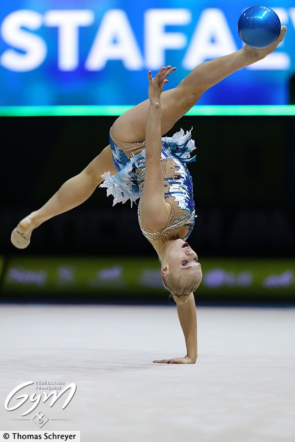 ffgymnastique's tweet photo. Premier jour de compétition aux championnats d'Europe de Gymnastique Rythmique à #Bakou 🇦🇿 pour @K_Moustafaeva et Célia Joseph-Noël. 9e place provisoire au concours général pour @K_Moustafaeva et 38e place pour Célia. 💪😊
A suivre demain les massues et le ruban. 🤞 #RGECh2019 https://t.co/lfs3NKLGgJ