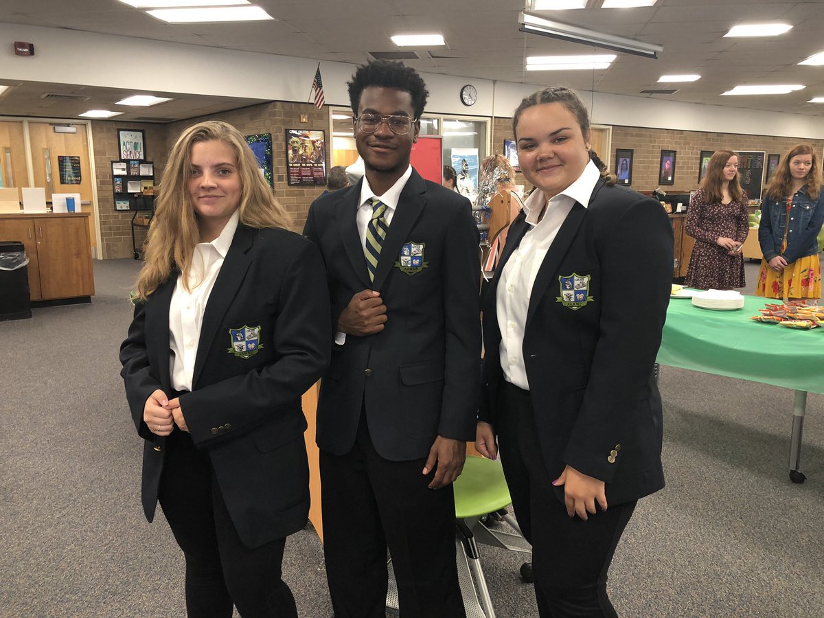GRHS_Stallions's tweet photo. An outstanding SCA &amp; Class Officer changing of the guard during our 2019-2020 Installation ceremony. 

Special thanks for our alumni leaders, SCA sponsors, Student Activities Coordinator, supportive teachers &amp; admin in attendance! @StallionsSCA #StallionPride ⭐️💚 https://t.co/t2VoPZm6vp