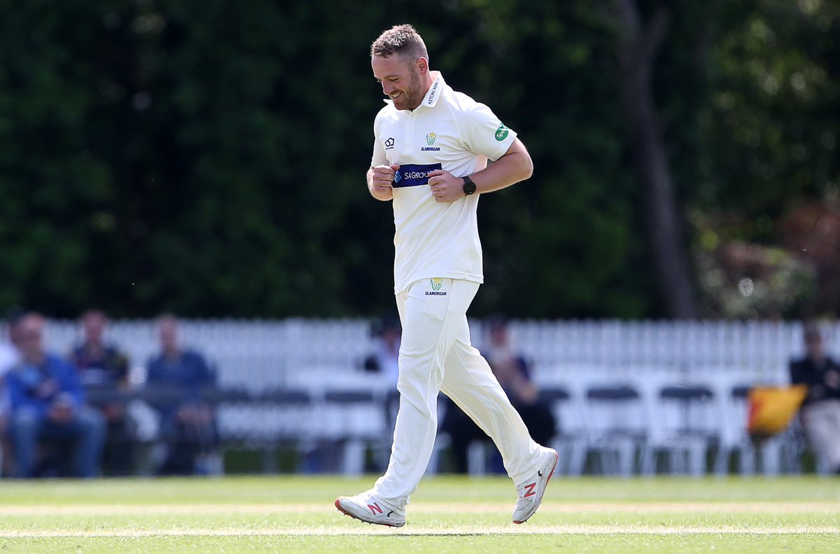 WICKET// WHAT A GRAB! David Lloyd dives forward at slip and takes a superb one-handed catch low to his right and Glamorgan have the breakthrough they need!

<a href="/Kieran_Bull89/">Kieran Bull</a> with the wicket and Howell is gone!

Gloucestershire 103/5 #GoGlam #GLAvGLO