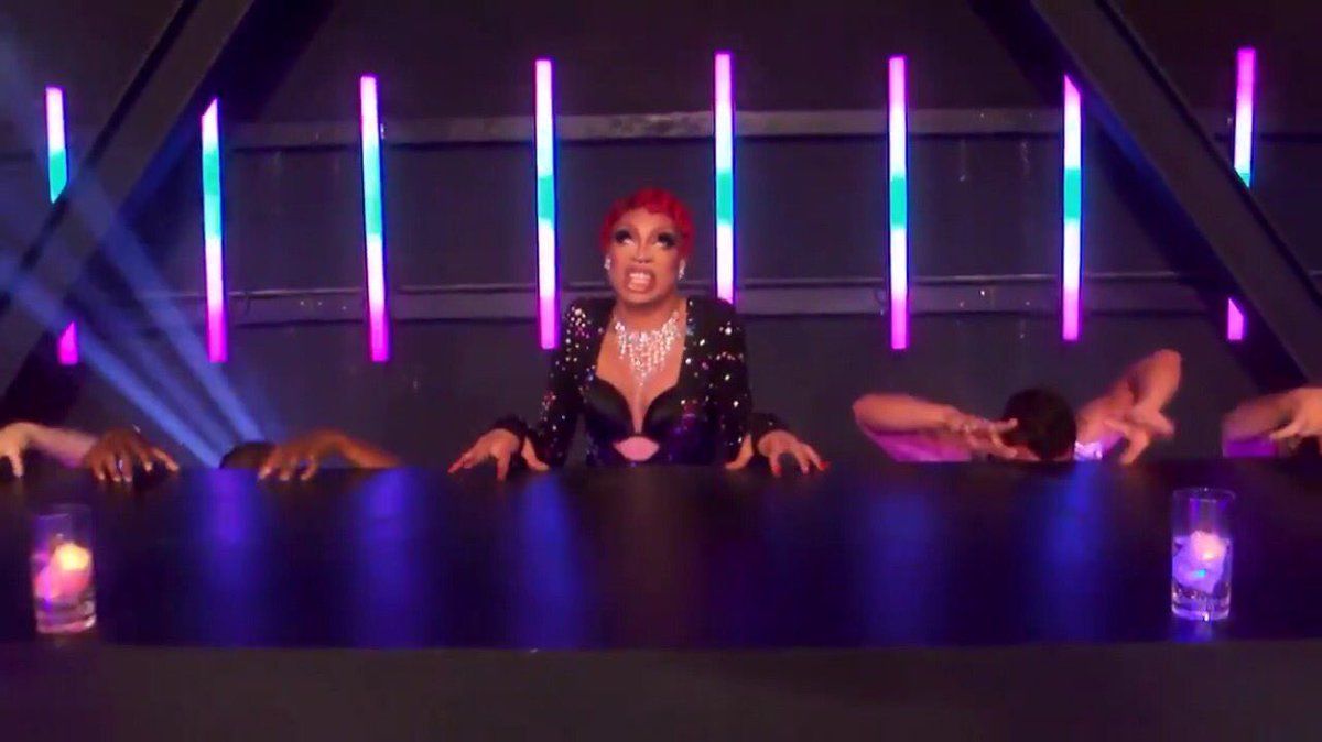 stolenstopsigns's tweet photo. Other people: "I'm Roxxxy Andrews and I'm here to make it clear..."

Me, an intellectual:" I'm Yvie Oddly and oddly enough..." 

#TeamYvie #DragRace https://t.co/8USwIQUprJ