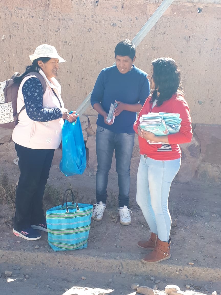 gonzalo_ortega's tweet photo. Los candidatos a concejales de Humahuaca #DanteDodi #JimenaMorales y #GabrielaMamani  recorriendo los barrios ,entregando sus propuestas a los vecinos 
#FrenteCambiaJujuy
#Lista192 
@MoralesGerardo1 Gobernador
@vickylunaok Diputada Provincial 
#DanteDodiConcejal https://t.co/j1g31RD5bM