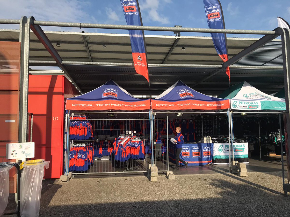 ClintonMerch's tweet image. Find us at the French MotoGP in Le Mans all weekend for your #OfficialMerchandise! Always trackside and online | #MotoGP #FrenchGP #RedbullKTM #PetronasYamaha #BMWWorldSBK #PataYamaha #LCRHonda #SuzukiEcstar