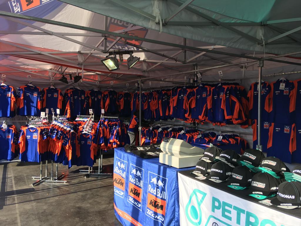 ClintonMerch's tweet image. Find us at the French MotoGP in Le Mans all weekend for your #OfficialMerchandise! Always trackside and online | #MotoGP #FrenchGP #RedbullKTM #PetronasYamaha #BMWWorldSBK #PataYamaha #LCRHonda #SuzukiEcstar