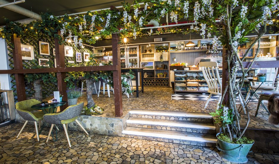 Calling all nature enthusiasts; feel at one with these bars that come festooned in foliage.  Plants make EVERYTHING prettier? They sure do at these London gems 🌱 <a href="/restaurant_ours/">Restaurant Ours</a> <a href="/theexhibit/">TheSoundExhibit</a> <a href="/SG_SkyGarden/">Sky Garden</a> bit.ly/2JogDW9