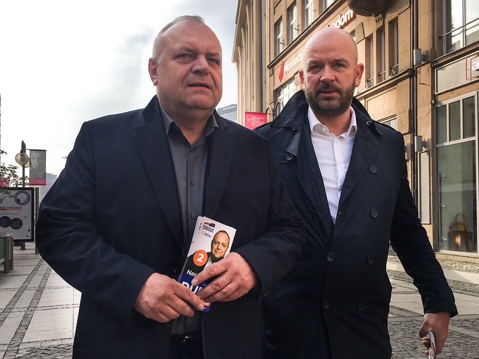 JaroslawDuda's tweet photo. Tak dziś od rana wspólnie z Prezydentem @SutrykJacek witaliśmy wrocławian pędzących do pracy. Humory, jak widać, dopisywały. Dziękuję za ciekawe rozmowy, a Panu Prezydentowi za wsparcie i poparcie 🇵🇱🇪🇺✌️

#NaszDuda #JarosławDuda #WrocławWybiera https://t.co/bIw4pAnewz
