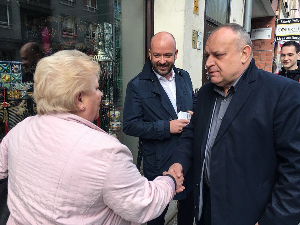 JaroslawDuda's tweet photo. Tak dziś od rana wspólnie z Prezydentem @SutrykJacek witaliśmy wrocławian pędzących do pracy. Humory, jak widać, dopisywały. Dziękuję za ciekawe rozmowy, a Panu Prezydentowi za wsparcie i poparcie 🇵🇱🇪🇺✌️

#NaszDuda #JarosławDuda #WrocławWybiera https://t.co/bIw4pAnewz