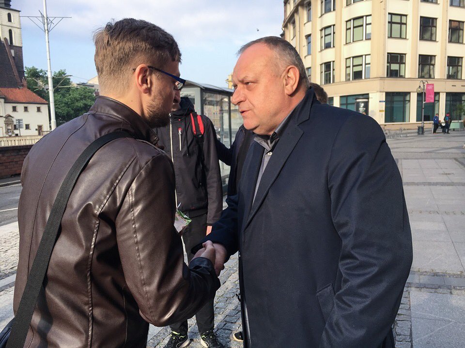 JaroslawDuda's tweet photo. Tak dziś od rana wspólnie z Prezydentem @SutrykJacek witaliśmy wrocławian pędzących do pracy. Humory, jak widać, dopisywały. Dziękuję za ciekawe rozmowy, a Panu Prezydentowi za wsparcie i poparcie 🇵🇱🇪🇺✌️

#NaszDuda #JarosławDuda #WrocławWybiera https://t.co/bIw4pAnewz