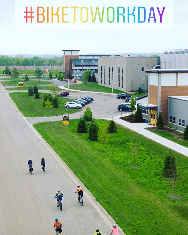 KRVTrail's tweet photo. We're loving all of the #biketowork photos! Happy #BikeToWorkDay, everyone! #kalamazoobikeweek #krvt #krvtrail #kalamazoorivervalleytrail #michigan #bikes #michigan Check out events at Kalamazoo Bike Week: https://t.co/f1IVRZ6mXu Photo: @BellsBrewery https://t.co/AALw2yiuWI