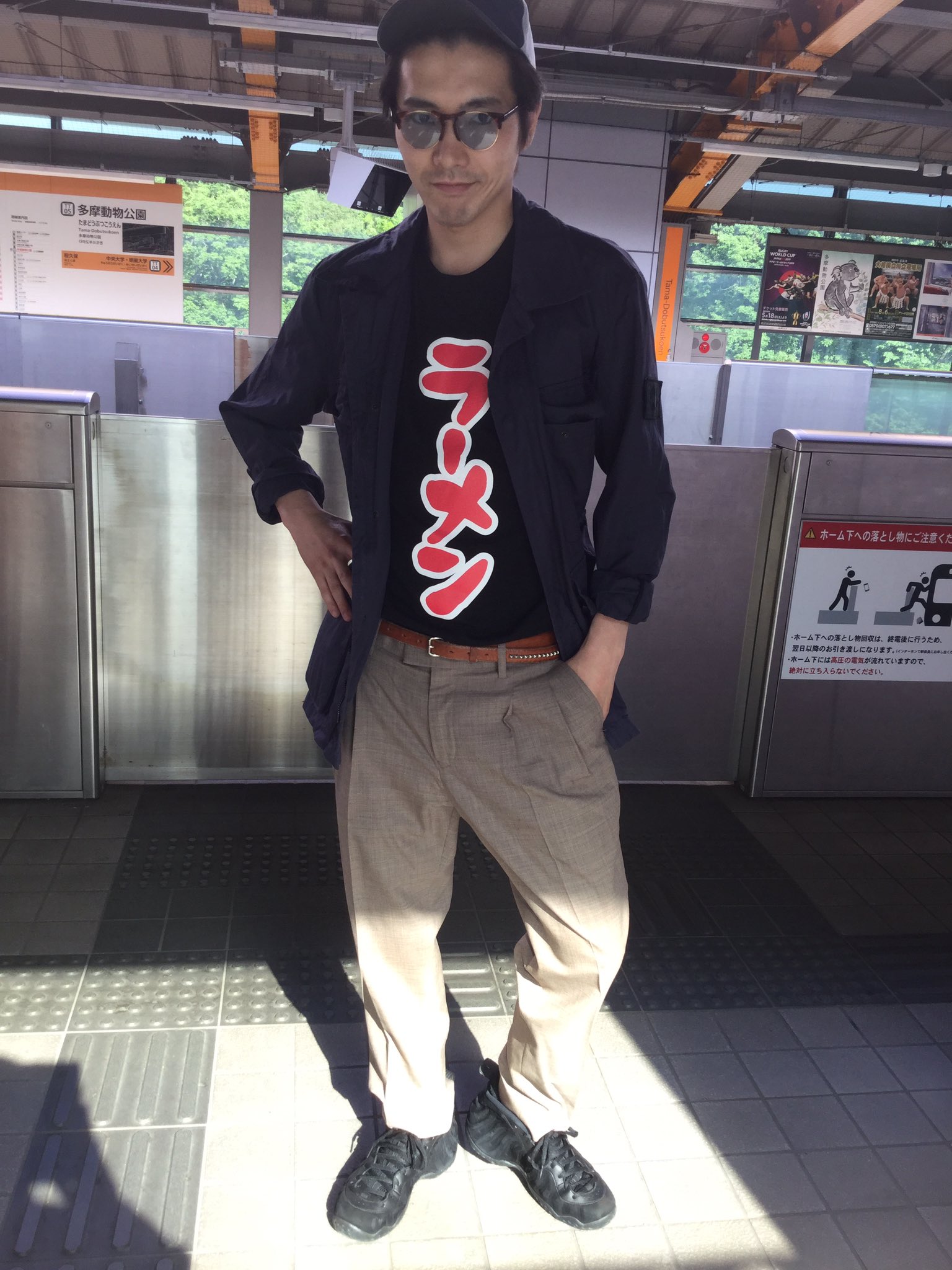 柄本佑 先日 三茶のヴィレバンにsusuruグッズを買いに行きお目当てのtシャツは売り切れていたが別のtシャツをゲットできて ホクホク顔で次の日多摩動物公園に妻と娘と行ってきたの図 足腰パンパンだけど顔はホクホクですね すれ違う人はみんな あっ