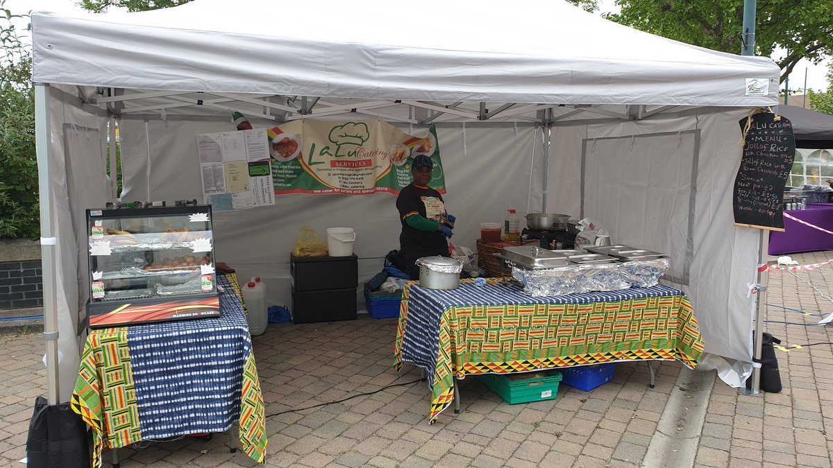 GreaterErith's tweet photo. … Delicious Nigerian food from @mitojocatering; great West African cuisine from @lalu_catering – and @FizzyRascalBar's bringing the bubbles! 🥂🍻 Live music from @Shadey_Scandals has just begun now too so get down to Pier Road near Morrisons – dinner is served! #ErithKitchen https://t.co/90S4P0qCPd