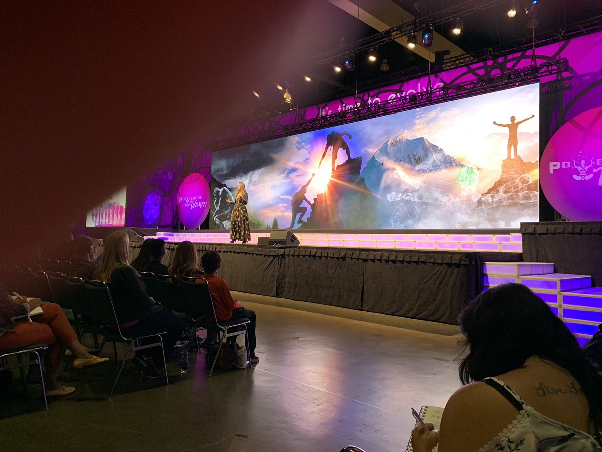 JeanetteJoy's tweet photo. #powerfulU stage https://t.co/hVhU0O9vp2