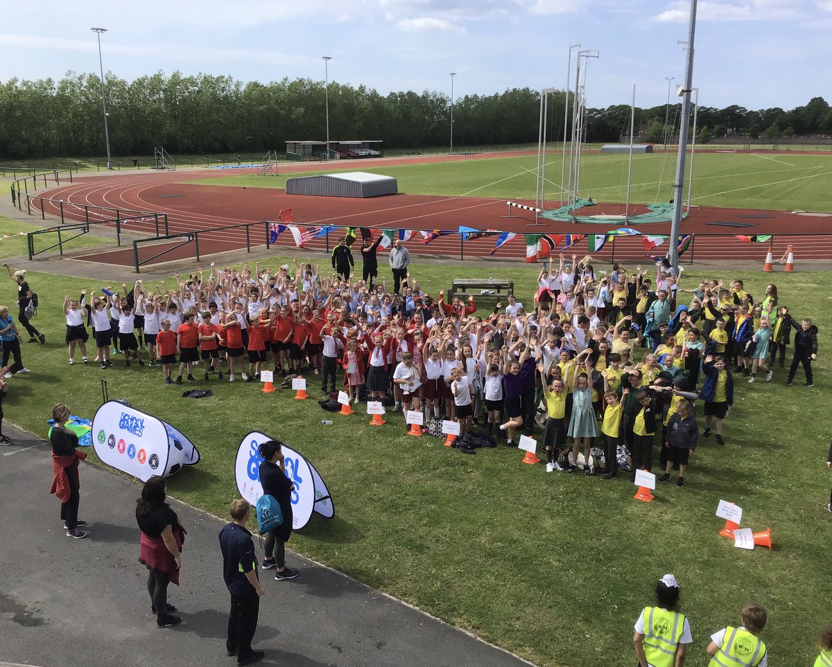 southseftonssp's tweet photo. 328 Year 5 children gathered at Litherland Sports Park to take part in #DailyMileMerseyside  They even managed to bring the ☀️ with them! Fantastic effort from everyone. Big thanks to all the schools for supporting this event #milesofsmiles #fun #active @_thedailymile https://t.co/R3aROrGmgD