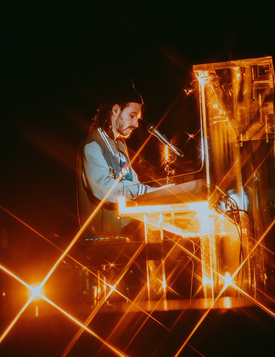 LiveListenShare's tweet image. French producer/multi-instrumentalist FKJ brought a symphony of sound to the stage with his entrancing looping. Catch our recap of the sold-out Toronto show! // 📸 Jackson Fleming

bit.ly/plp_fkjg