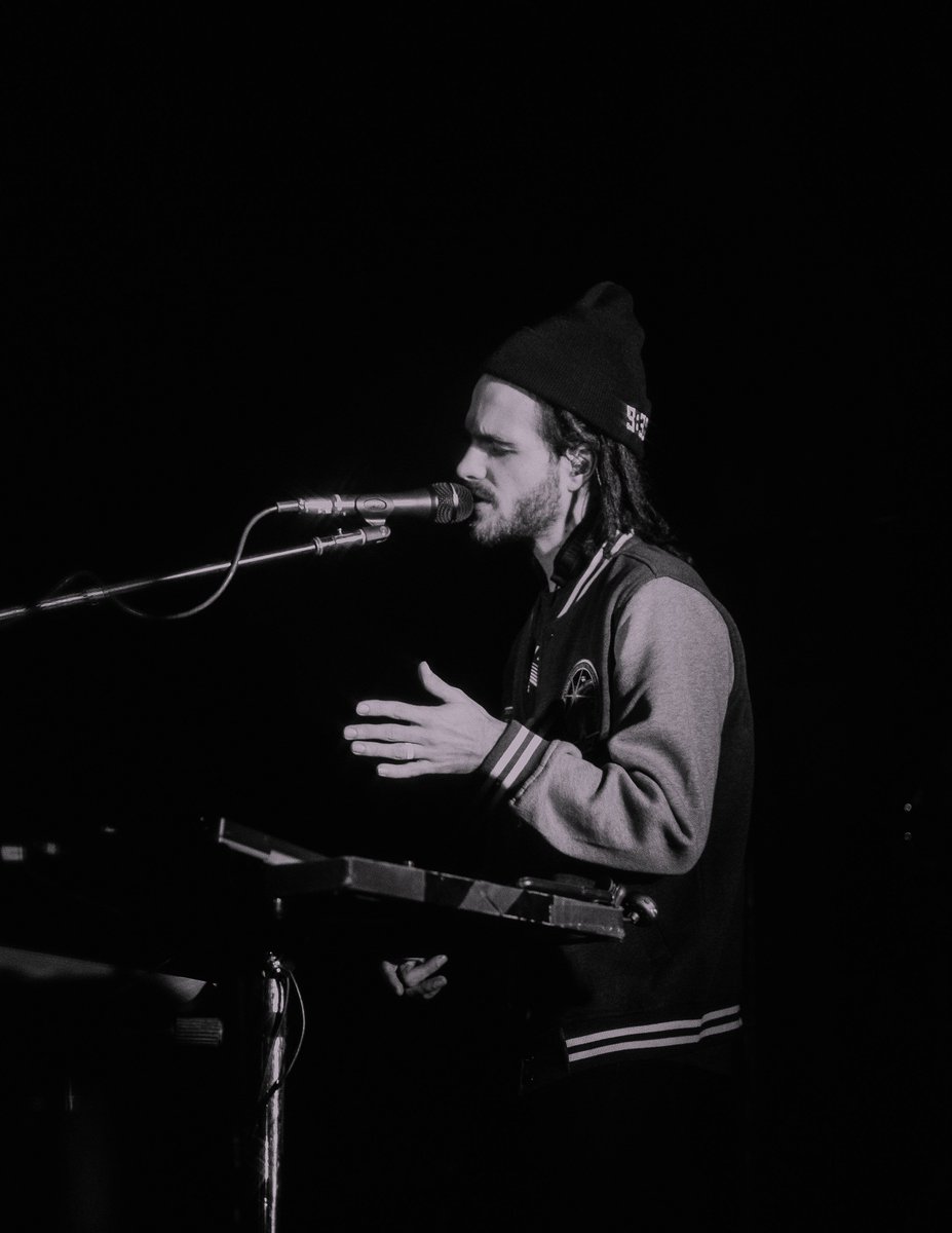 LiveListenShare's tweet image. French producer/multi-instrumentalist FKJ brought a symphony of sound to the stage with his entrancing looping. Catch our recap of the sold-out Toronto show! // 📸 Jackson Fleming

bit.ly/plp_fkjg