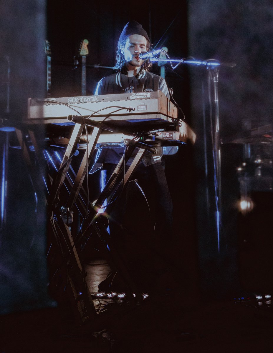 LiveListenShare's tweet image. French producer/multi-instrumentalist FKJ brought a symphony of sound to the stage with his entrancing looping. Catch our recap of the sold-out Toronto show! // 📸 Jackson Fleming

bit.ly/plp_fkjg