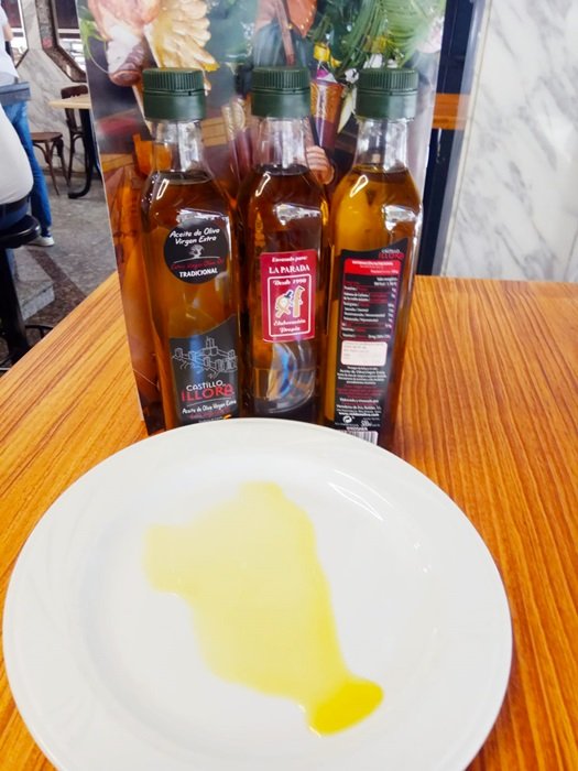 ChurreriaParada's tweet photo. OS PRESENTAMOS EL #ACEITE DE OLIVA VIRGEN EXTRA QUE USAMOS EN LA PARADA, propio de #Íllora ( #Granada ) , extraido en una cooperativa de prestigio: Roldán Oliva  #Gastronomía #VillaviciosaDeOdón #Móstoles #Madrid
https://t.co/9yzNpFwyFi https://t.co/dpIMM5Ry8v