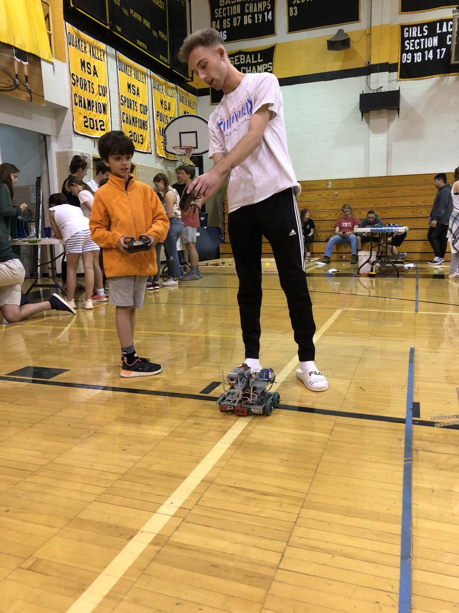 SciEdInnovator's tweet photo. SteamQV this Wednesday 5/22! QVHS student-designed/run event engaging 4th graders &amp; the public in the thinking and #making Ss have been exploring all year #allarewelcome #remakedaysafterparty #pzqvsd https://t.co/Rn6YKAIKKf https://t.co/3pCAbliRxW