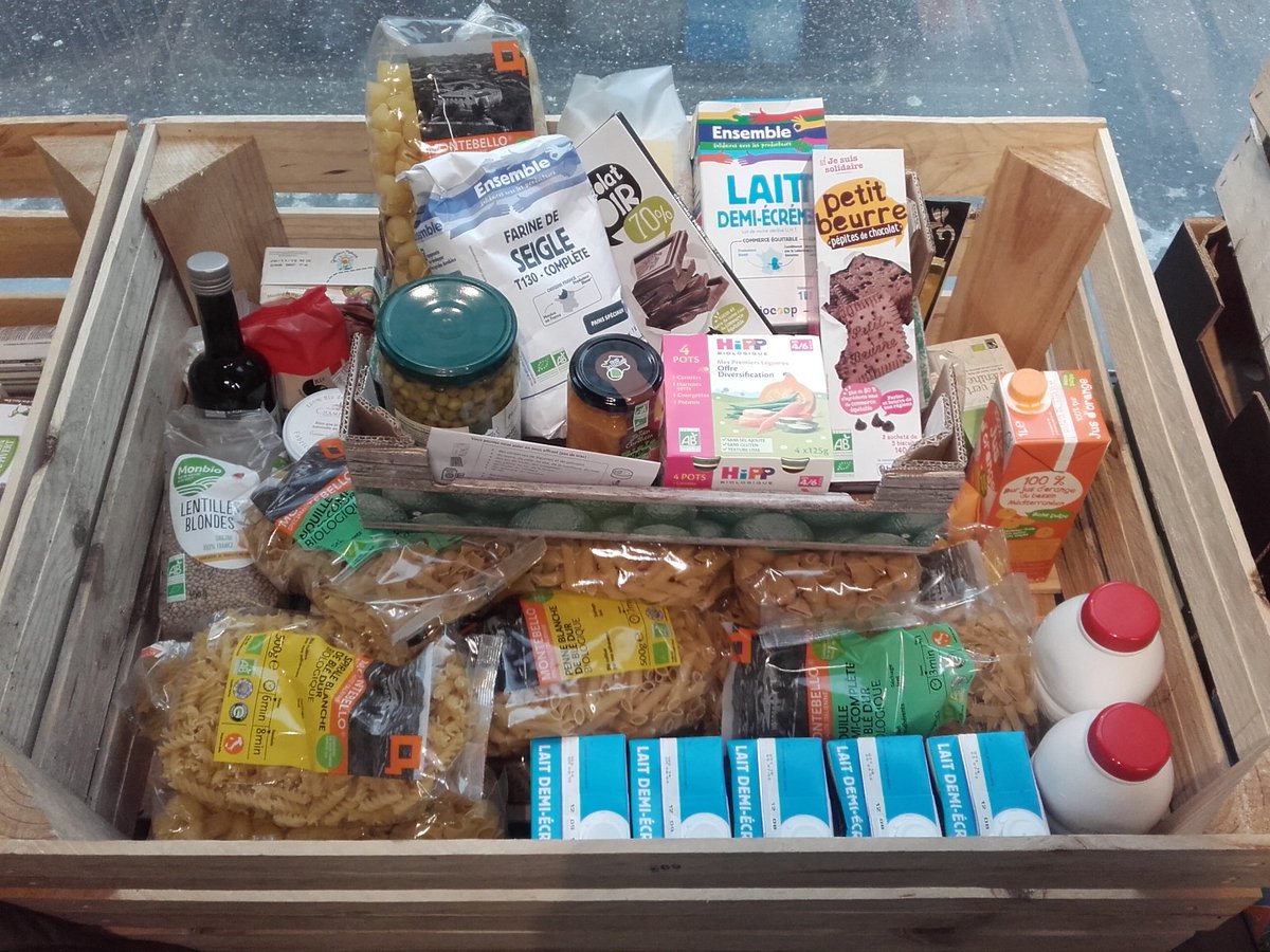 Belle première journée de la #collectebiosolidaire dans le réseau #biocoop. Des clients généreux, des epiceries sociales et solidaires et associations de solidarité alimentaire partenaires mobilisées. Demain, on recommence. Biocoop engagé pour la solidarité alimentaire!
