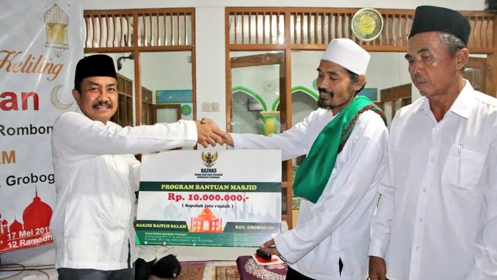 Dinas Pertanian Grobogan (@dispertan) on Twitter photo Safari Ramadan Tarawih keliling Bupati Grobogan diwakili Sekda Grobogan <a href="/Moh_Sumarsono/">Mohamad Sumarsono</a> bersama Rombongan, di Masjid Baitus Salam Desa Putatsari Kec.Grobogan (17/5)
Memberikan bantuan sembako, bantuan utk Masjid, menyerap aspirasi & bersama-sama masyarakat ikut membangun Grobogan Safari Ramadan Tarawih keliling Bupati Grobogan diwakili Sekda Grobogan <a href="/Moh_Sumarsono/">Mohamad Sumarsono</a> bersama Rombongan, di Masjid Baitus Salam Desa Putatsari Kec.Grobogan (17/5)
Memberikan bantuan sembako, bantuan utk Masjid, menyerap aspirasi & bersama-sama masyarakat ikut membangun Grobogan