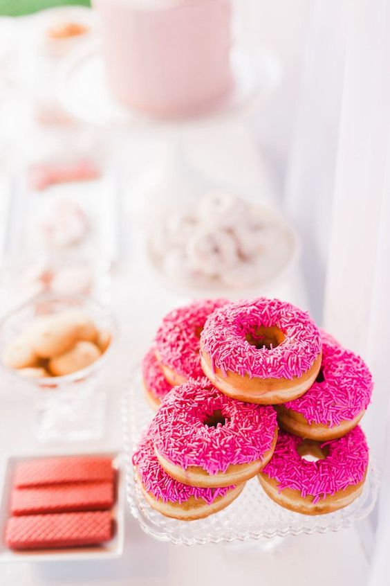 Foto Inspiração! Com Donuts da <a href="/FunnyCakeBrasil/">Funny Cake Donuts e Cupcakes em Brasília</a> a decoração de sua mesa de festa fica ainda mais charmosa|! Decore com Donuts! #donutsbrasilia #donutsDF #donutsembrasilia