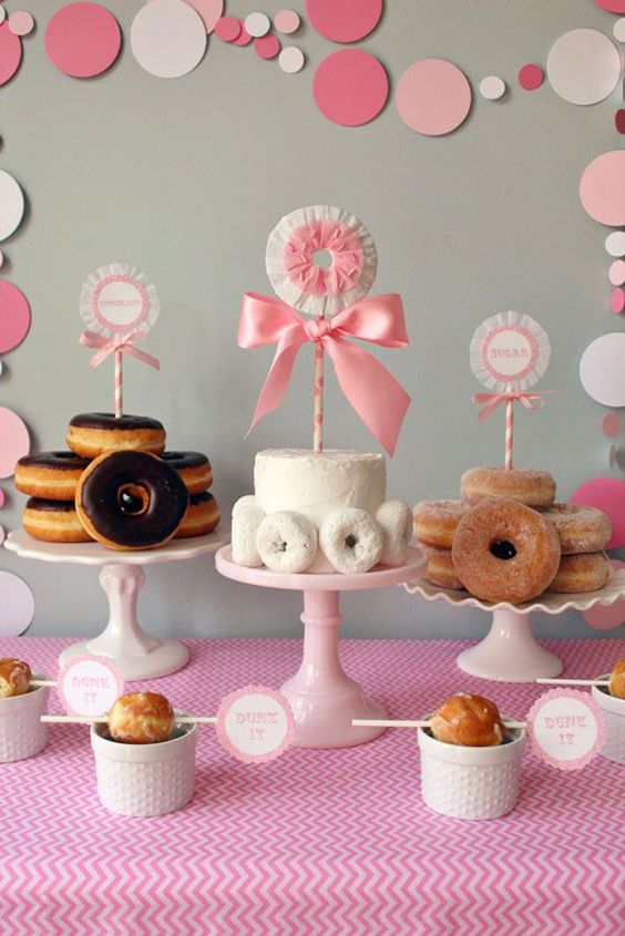 Foto Inspiração! Com Donuts da <a href="/FunnyCakeBrasil/">Funny Cake Donuts e Cupcakes em Brasília</a> a decoração de sua mesa de festa fica ainda mais charmosa|! Decore com Donuts! #donutsbrasilia #donutsDF #donutsembrasilia