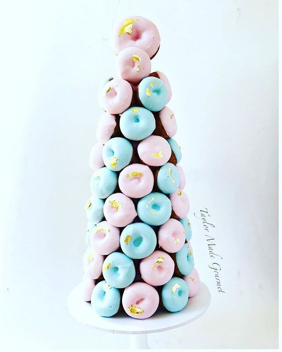 Foto Inspiração! Com Donuts da <a href="/FunnyCakeBrasil/">Funny Cake Donuts e Cupcakes em Brasília</a> a decoração de sua mesa de festa fica ainda mais charmosa|! Decore com Donuts! #donutsbrasilia #donutsDF #donutsembrasilia