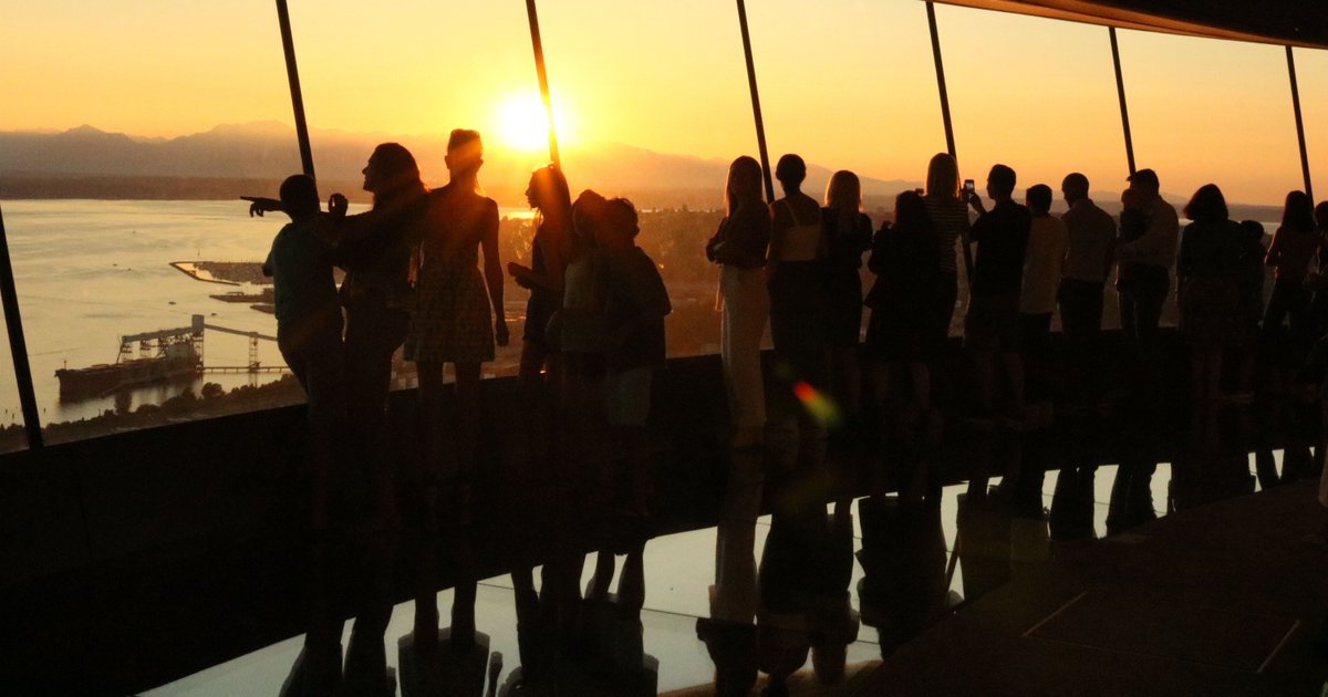 space_needle's tweet image. Soak up the sunset with us! 🌆 Since our #spacelift renovation last summer, we added 196% more glass than we had before, opening up the beautiful views of the Pacific Northwest. 
.
.
When&apos;s the last time you visited the Space Needle?