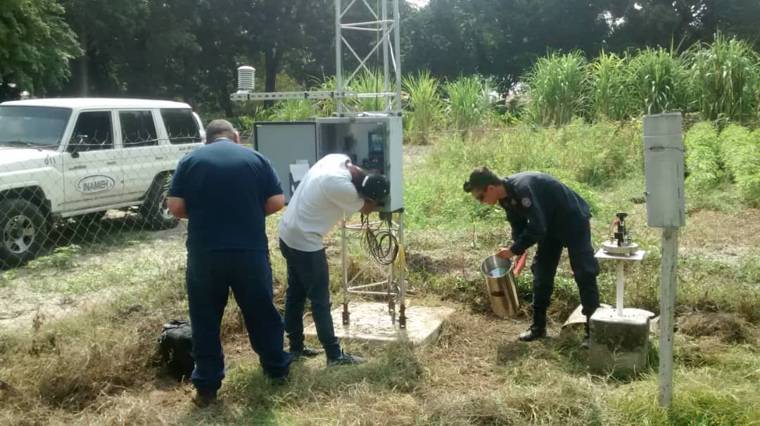 INAMEH's tweet photo. Realizamos mantenimiento preventivo a las diferentes estaciones del estado Aragua, en conjunto con el personal de @PCivil_Ve con la finalidad de incluirlos en los mantenimientos trimestrales a realizar en estas estaciones automaticas.
#17May #FelizViernes #GMVVConstruyePatria https://t.co/XhtOvnKoDh
