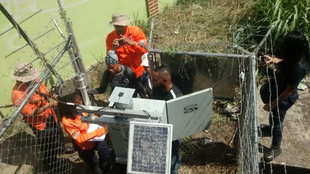 INAMEH's tweet photo. Realizamos mantenimiento preventivo a las diferentes estaciones del estado Aragua, en conjunto con el personal de @PCivil_Ve con la finalidad de incluirlos en los mantenimientos trimestrales a realizar en estas estaciones automaticas.
#17May #FelizViernes #GMVVConstruyePatria https://t.co/XhtOvnKoDh