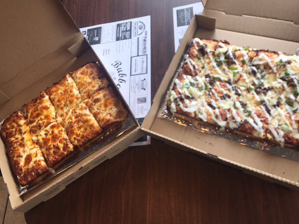 bubbasgbg's tweet photo. Pierogie and Roast beef pizza.. #yinzgotpierogies https://t.co/MtrYfIjXWz