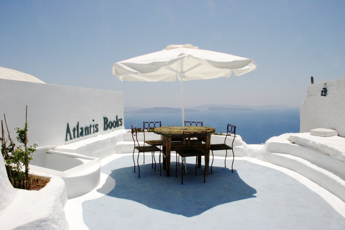 CovetedPlaces's tweet photo. Headed to #Greece soon? Whether you're more of an island bum or a city buff, there's something for everyone: 
https://t.co/Bngck9JpDK
#Athens #Santorini #CovetedPlaces https://t.co/Ksqru2dQbU