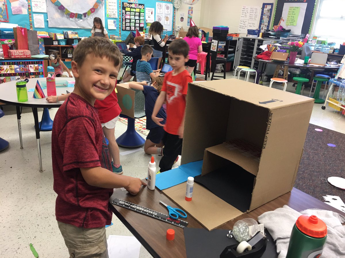 MrsLynchK's tweet photo. Creativity flowing as kids work on their Genius Hour projects. @emerickelem1967 #lcps19 https://t.co/Xffp5UmOZG