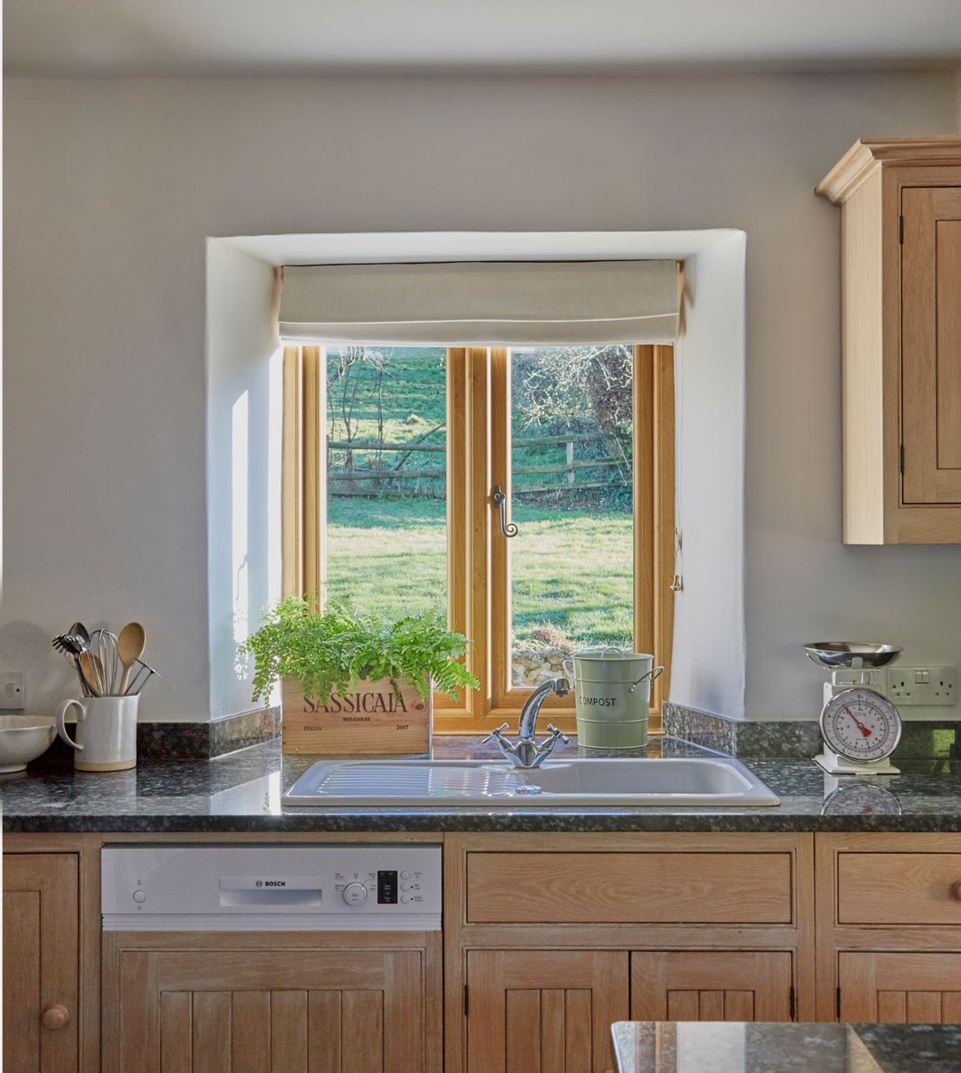 IN_VEKA's tweet image. They say that the kitchen is the heart of the home, it's full of anticipation, delicious food &amp;amp; great conversations. What part of your home do you love the most? 🏡 

Check out our visualiser tool to see which windows would look the best in your  home - inveka.co.uk/visualiser/