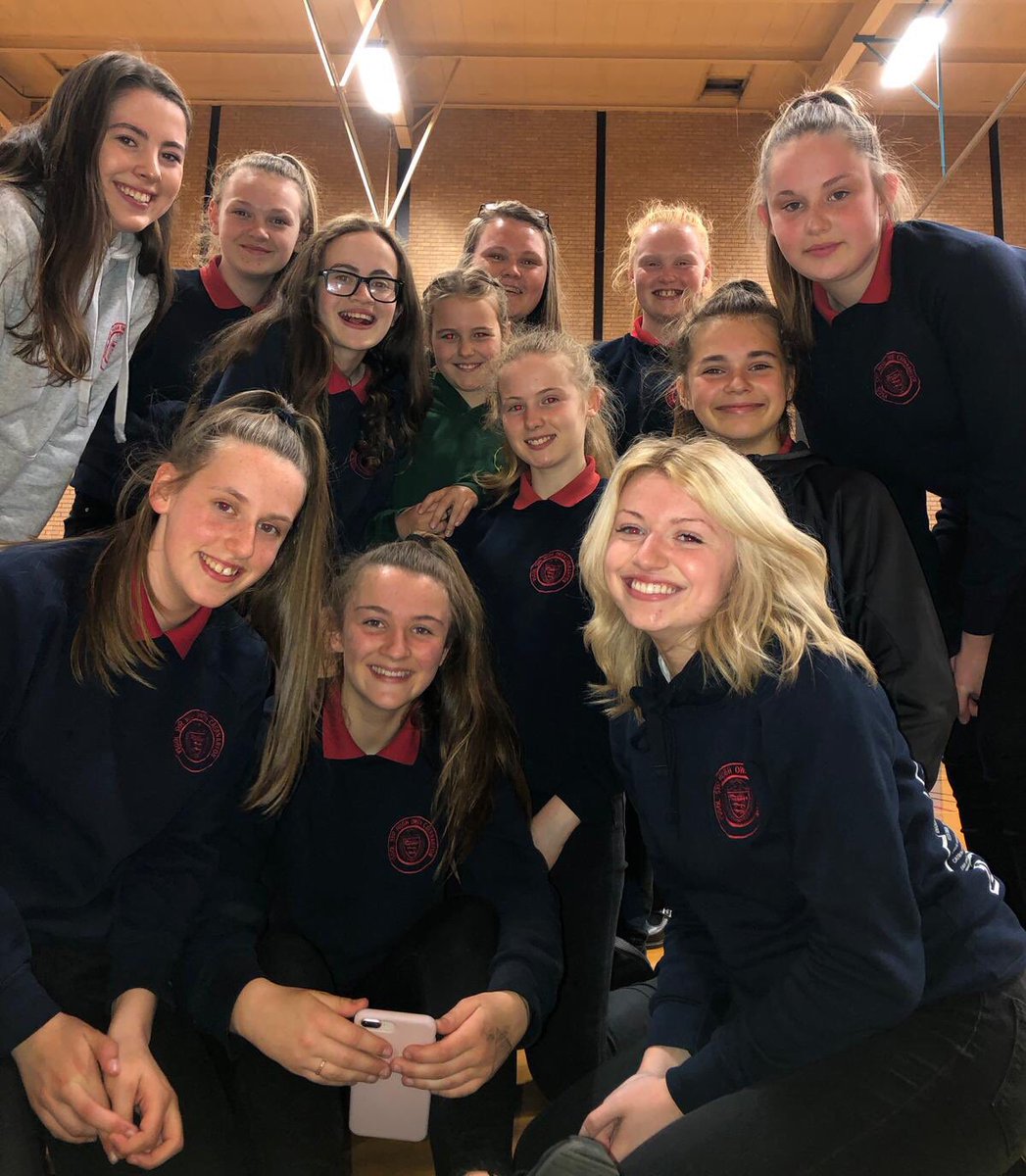 Hyfforddiant olaf pêl rwyd ar nos Wener!Diolch anferth i Gwen,Heledd ac Elisha am arwain y sesiynau dros y tair blynedd diwethaf. Mae genethod bl.7,8 a 9 wedi mwynhau a datblygu o dan eich arweiniad chi. Mi fydd nos Wener yn rhyfedd iawn hebddoch.#diolch #mwynhau #dyfodoldisglair